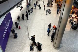 Os viajantes chegam ao terminal 5, enquanto o aeroporto de Heathrow retoma lentamente os vôos depois que um incêndio cortou a energia para o aeroporto mais movimentado da Europa em Londres, sábado, 22 de março de 2025
